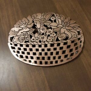 Old Dutch Design Flower Basket 1983 Brass Wall Hanging Trivet